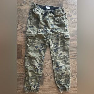 Boys Old Navy camo cargo pants. Size Large/10-12